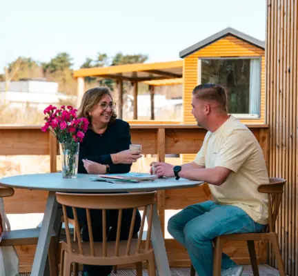 Eettafel zitten koffie tiny timber