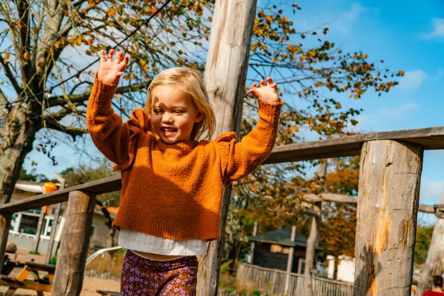 Hoera we mogen weer naar de camping meisje zwaait oranje bakkum