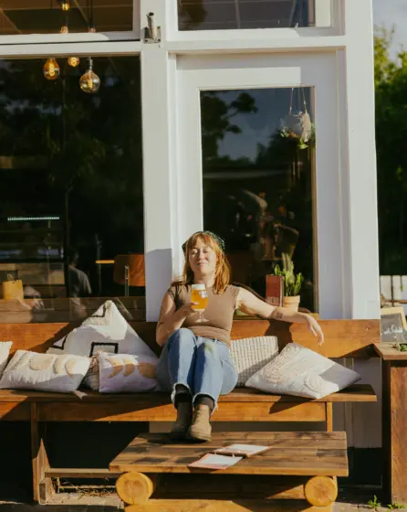 Bakkum bites biertje vrouw in het voorjaarszonnetje