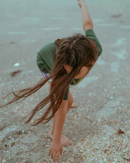 Meisje dansen op het strand vrij leven