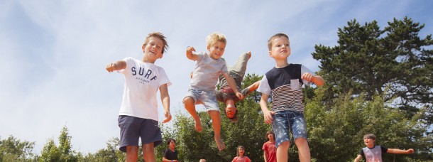 Kinderen springen op het springkussen