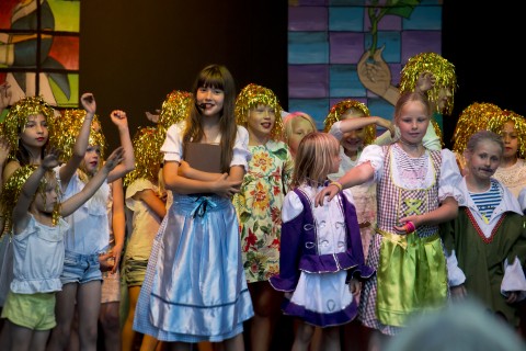 Zingen tijdens de kindermusical Mary Poppins in Openluchttheater De Pan