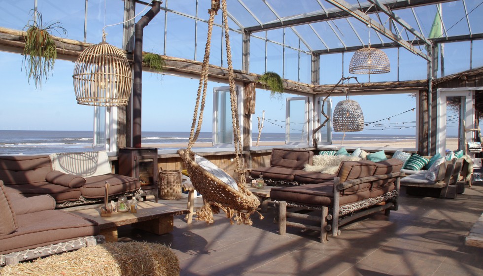 Bij Club Zand eten en drinken in de strand tent